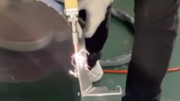PDKJ handheld laser welder Applied to the building materials industry Welded alu